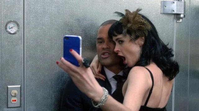 Apartamento 23 (Don't Trust the B---- in Apartment 23) S02E05