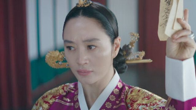 Bajo el paraguas de la reina S01E11