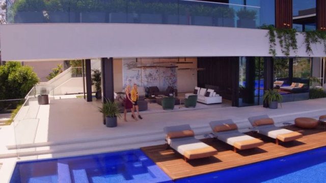 Selling Sunset S02E01