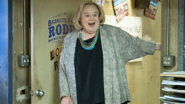 Baskets S03E01
