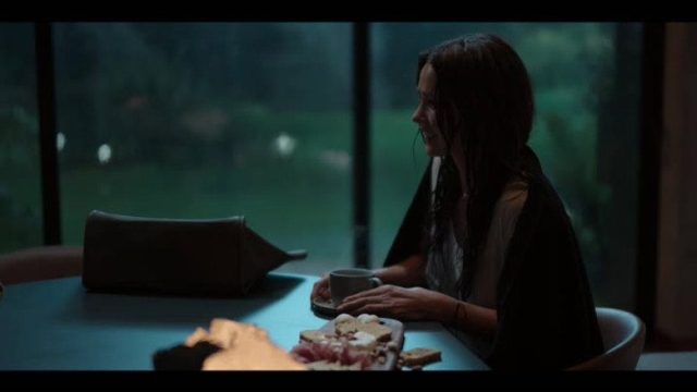 La huésped S01E01