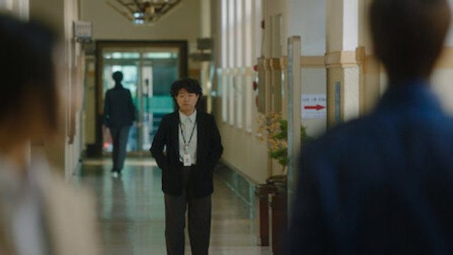 Ella de día, otra de noche S01E08