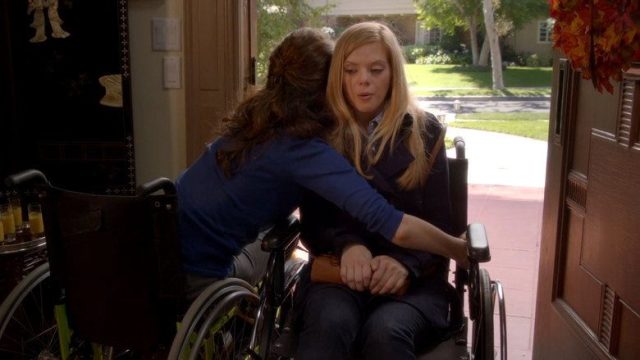 Apartamento 23 (Don't Trust the B---- in Apartment 23) S02E04