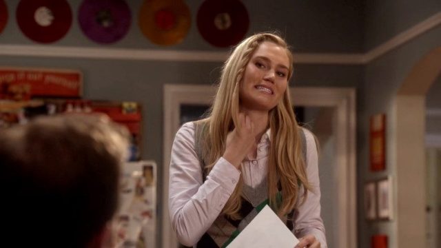Apartamento 23 (Don't Trust the B---- in Apartment 23) S00E02