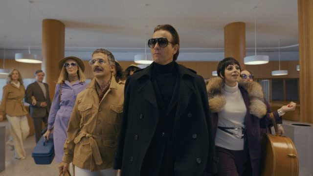 Halston S01E02