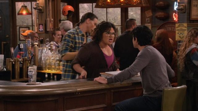 Happy's Place S01E09