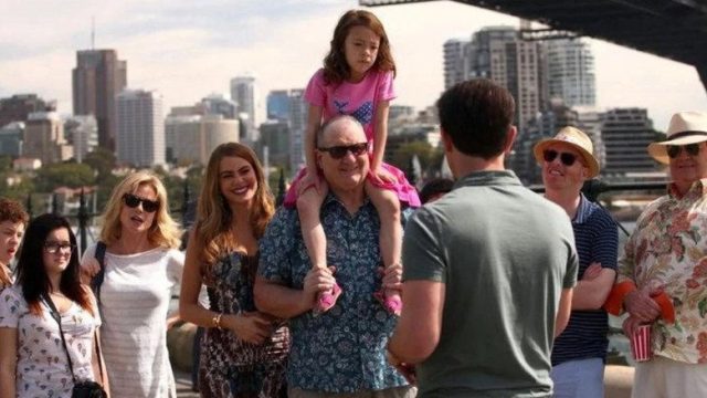 Una Familia Moderna S00E02