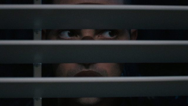 La mujer de la casa de enfrente de la chica en la ventana S01E05