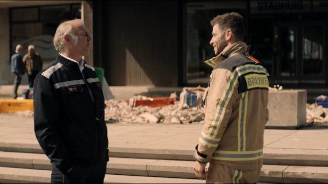 Bajo el fuego S02E01