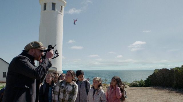 La mujer de la casa de enfrente de la chica en la ventana S01E04